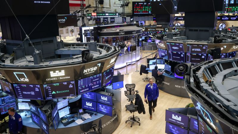 Why US Stocks Fell: Tech Weakness & Economic Fears Drive Sell-Off